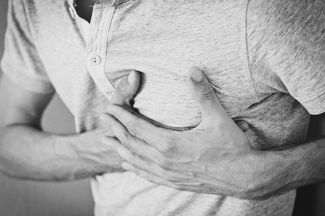Man Grabbing Chest - Lower Heart Attack Risk in Diabetics